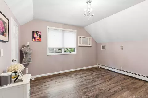 Bedroom - 30 Range Dr, Merrick, NY 11566 photo 5 of 5