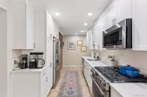Kitchen - 30 Range Dr, Merrick, NY 11566 photo 2 of 3