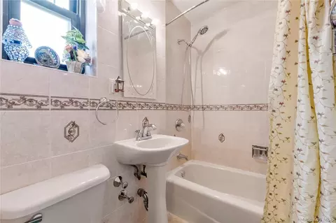 Bath - 70-79 Park Dr E #B, Flushing, NY 11367 photo 1 of 1