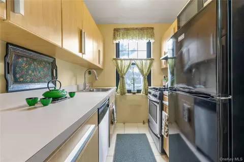 Kitchen - 70-79 Park Dr E #B, Flushing, NY 11367 photo 1 of 1