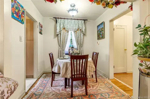 Dining - 70-79 Park Dr E #B, Flushing, NY 11367 photo 1 of 2