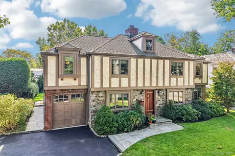 14 Huntington Rd, Garden City, NY 11530