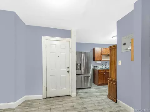 Entry Way - 1035 Elder Ave, New York, NY 10472 photo 4 of 5