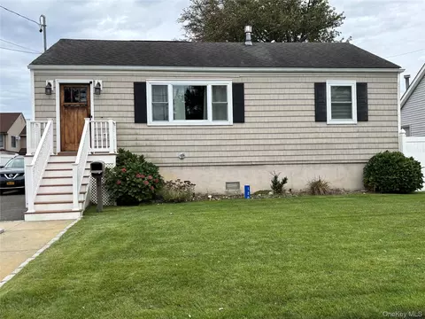 120 Lincoln Pl, Massapequa, NY 11758