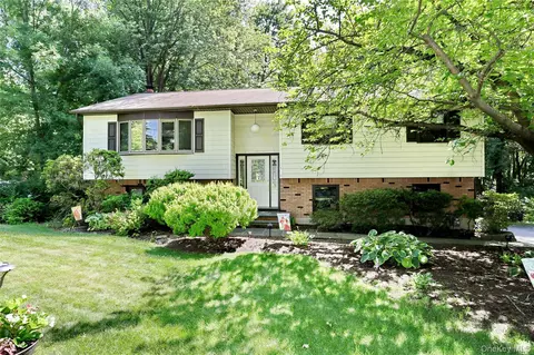 150 Schweizer Ln, Clarkstown, NY 10954