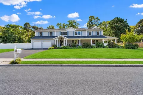 12 Brooktree Ct, Bohemia, NY 11716