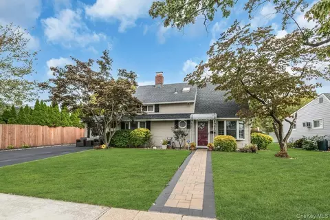 7 Eve Ln, Levittown, NY 11756
