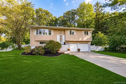 7 Don Ln, Hauppauge, NY 11788