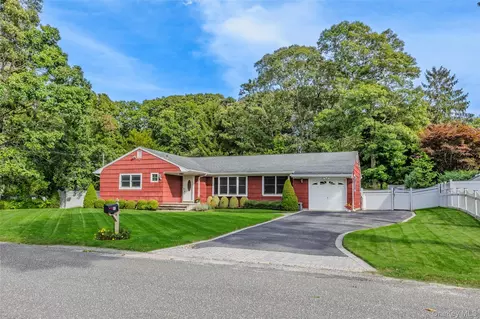 51 Beachfern Rd, Center Moriches, NY 11934