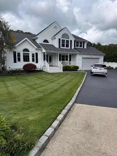 26 Layton Ln, Centereach, NY 11720