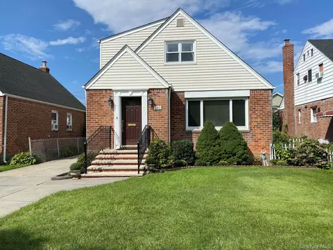 241 Whitehall Rd S, Garden City, NY 11530