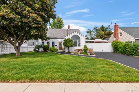 61 Hollyhock Rd, Levittown, NY 11756