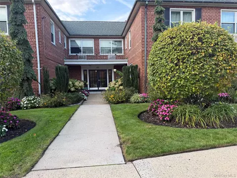 120 S Park Ave #2-B, Rockville Centre, NY 11570
