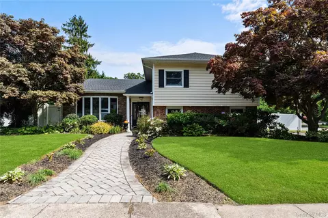 71 Roosevelt Dr, East Norwich, NY 11732