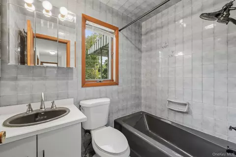 Bath - 38 Wall St, Mount Pleasant, NY 10595 photo 3 of 6