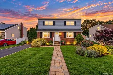 9 Cortelyou St W, Huntington Station, NY 11746
