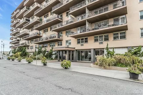 25 Neptune Blvd #2ND  . E, Long Beach, NY 11561