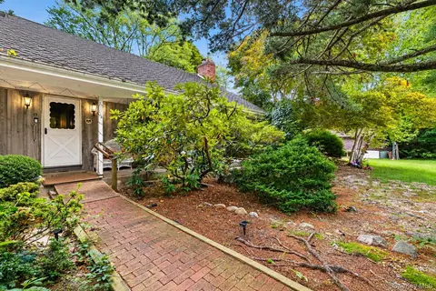 17 Washington Ave, Holtsville, NY 11742