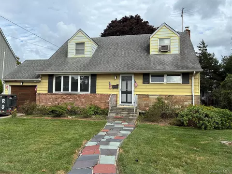 933 Maple Ln, East Meadow, NY 11554
