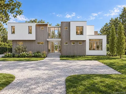 10 Lower Devon Rd, Port Jefferson, NY 11777
