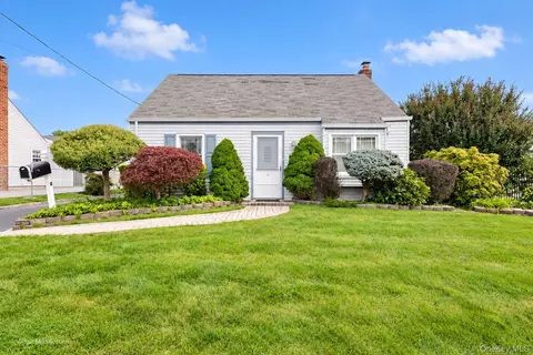 8 Park Cir N, Farmingdale, NY 11735