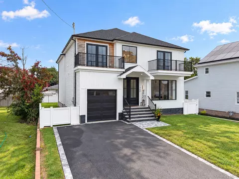 759 Pecan St, Lindenhurst, NY 11757