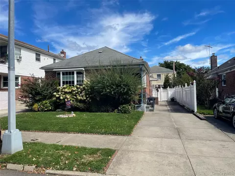 7625 250th St, New York, NY 11426