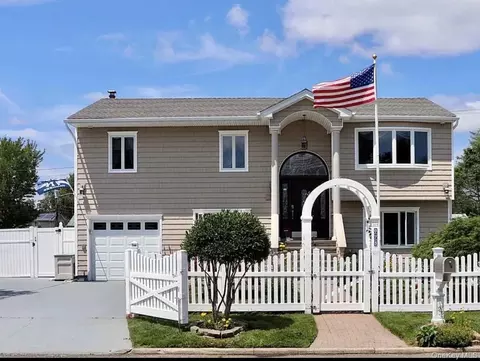 75 Jewel St, Brentwood, NY 11717