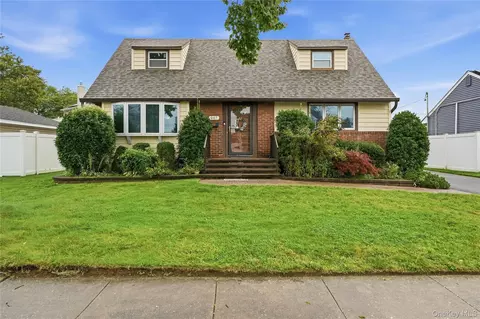 947 White Birch Ln, Wantagh, NY 11793
