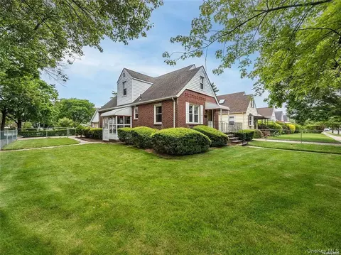 54 Rose Ln, North Hempstead, NY 11040