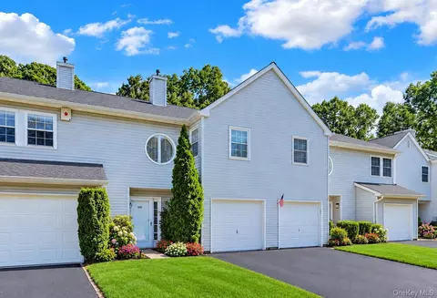 305 Sara Cir, Port Jefferson Station, NY 11776