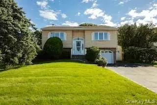 45 Rudder Dr, Holtsville, NY 11742