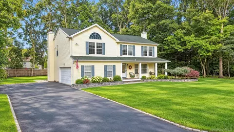 Exterior - 344 Barton Ave, Brookhaven, NY 11772 photo 10 of 11