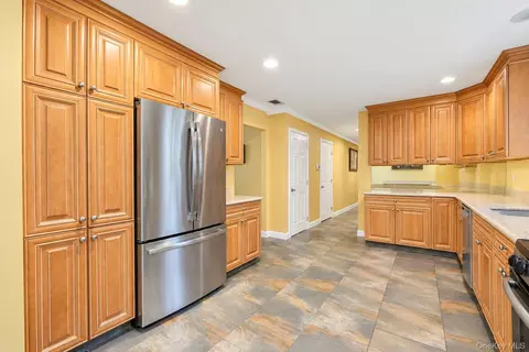 Entry Way - 344 Barton Ave, Brookhaven, NY 11772 photo 2 of 5