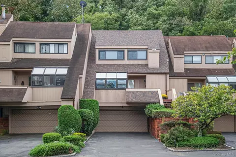 8 John Bean Ct, North Hempstead, NY 11050