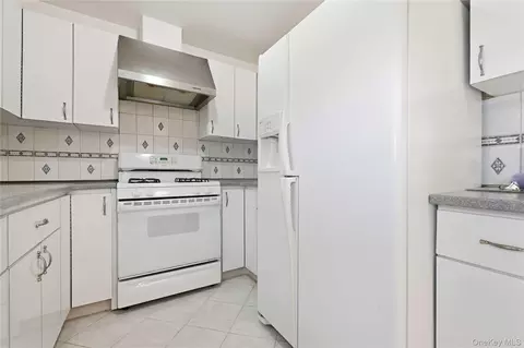 Kitchen - 75 Harding Pl, Freeport, NY 11520 photo 3 of 4