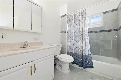 Bath - 75 Harding Pl, Freeport, NY 11520 photo 2 of 2