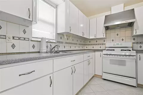 Kitchen - 75 Harding Pl, Freeport, NY 11520 photo 1 of 4