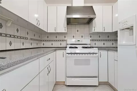 Kitchen - 75 Harding Pl, Freeport, NY 11520 photo 2 of 4