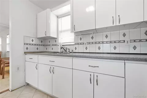 Kitchen - 75 Harding Pl, Freeport, NY 11520 photo 4 of 4
