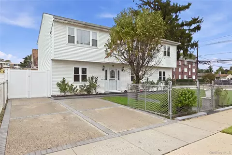 75 Harding Pl, Freeport, NY 11520