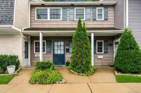 1056 Village Dr #1056, Hauppauge, NY 11788