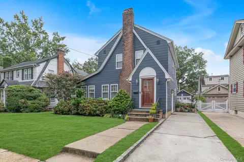 91 Geranium Ave, Floral Park, NY 11001