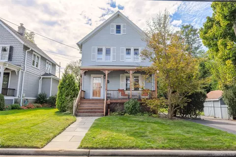 19 Willow Pl, Oyster Bay, NY 11771