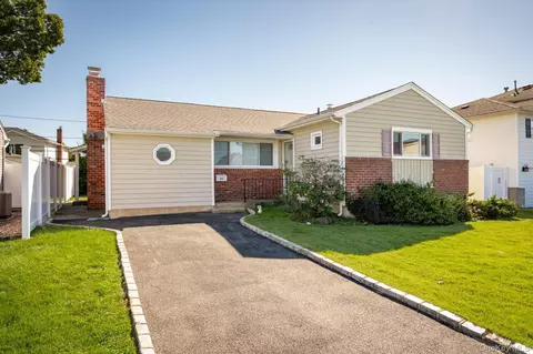 46 Hunter Ln, Hicksville, NY 11801
