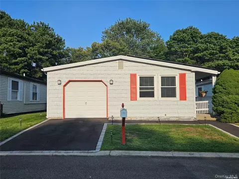 124 Village Cir W #124, Manorville, NY 11949