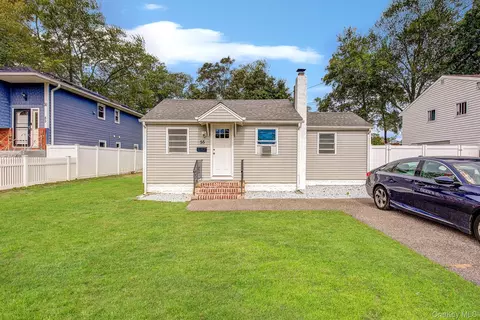 55 Main Ave, Wheatley Heights, NY 11798