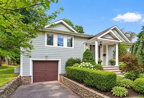 43 Fernwood Ln, North Hempstead, NY 11576