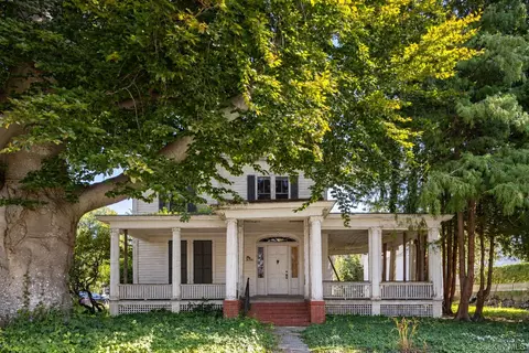 440 1st St, Greenport, NY 11944