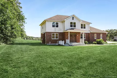 6 Mastro Rd, Calverton, NY 11933